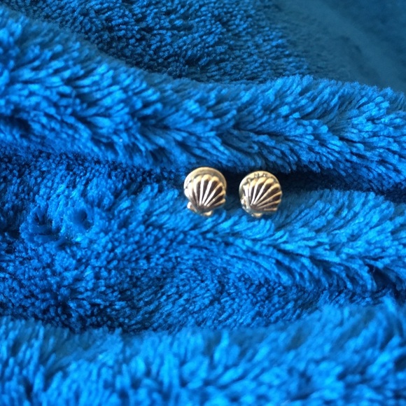 Tiny Monet Gold Tone Shell Earrings - Picture 1 of 2